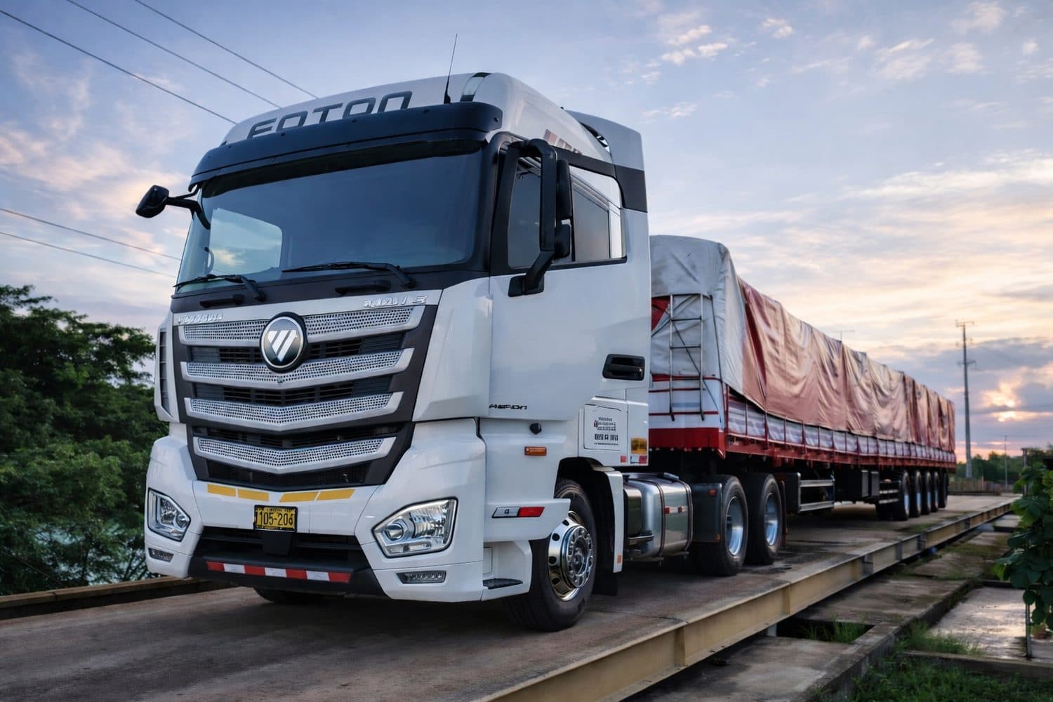Camión blanco de JOCH Transportes con remolque cubierto